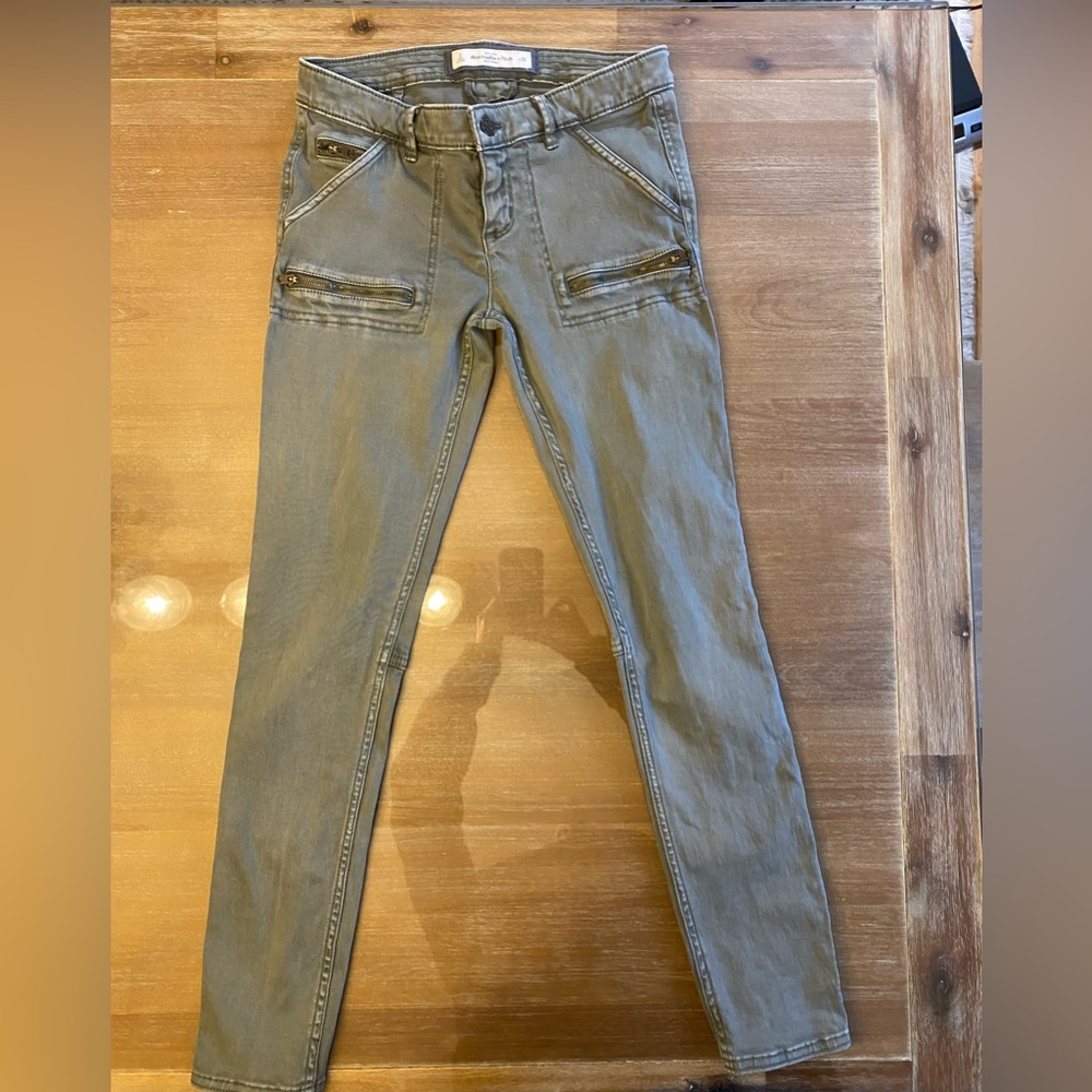 Like New women’s Abercrombie khaki green stretch jeggings size 2